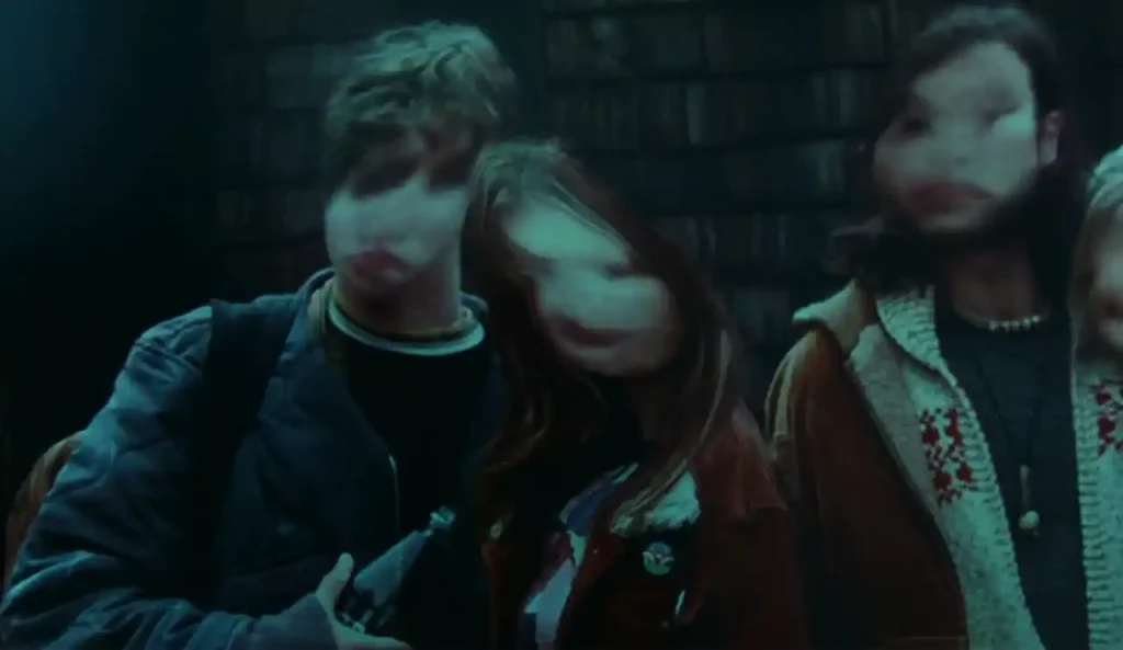 Fotografía de un grupo de adolescentes con los rostros distorsionados y deformes, borrados por la maldición de la cinta.