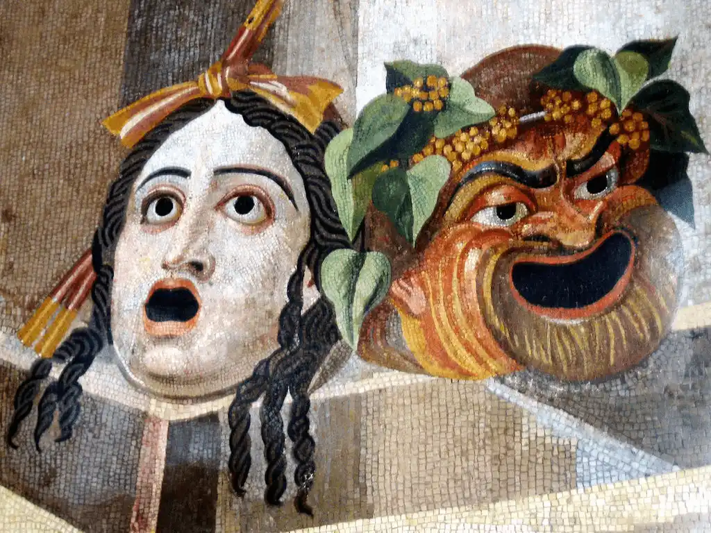 Mosaico romano con máscaras teatral trágica y cómica de colores vivos.