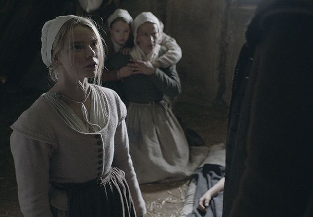 Joven de pie en el interior de una cabaña; al fondo, madre e hijos asustados se abrazan.