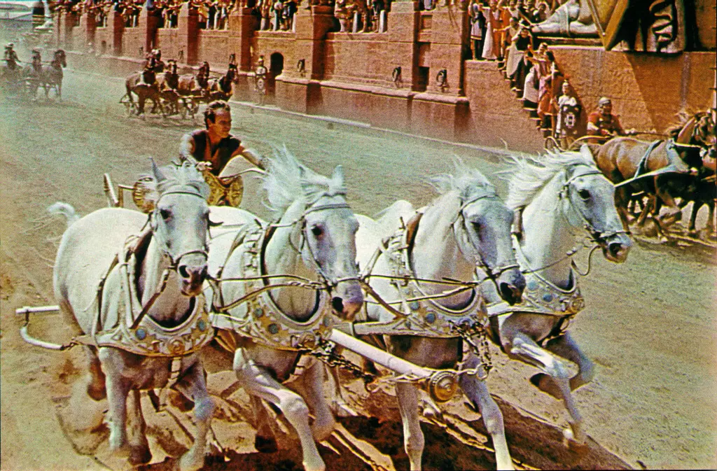 Escena de la carrera de cuadrigas en Ben-Hur, donde el conflicto del héroe se expresa como fuerza exterior gobernada por destino, ley y espectáculo épico.